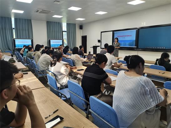 黄秀玲主持主讲338期教师教学发展活动.jpg 黄秀玲主持主讲338期教师教学发展活动.jpg