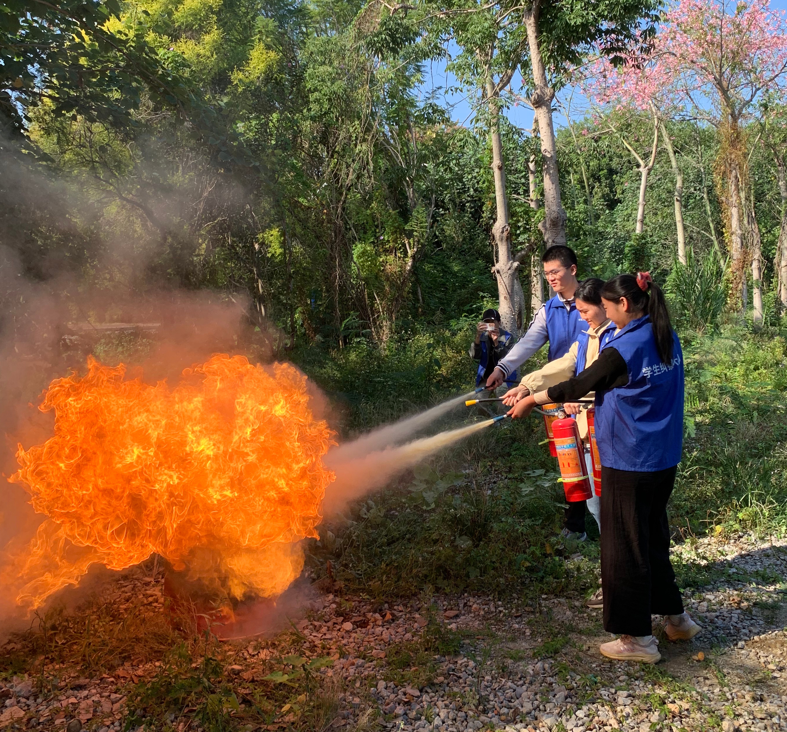 纠察大队学生进行灭火器实操演练.jpg