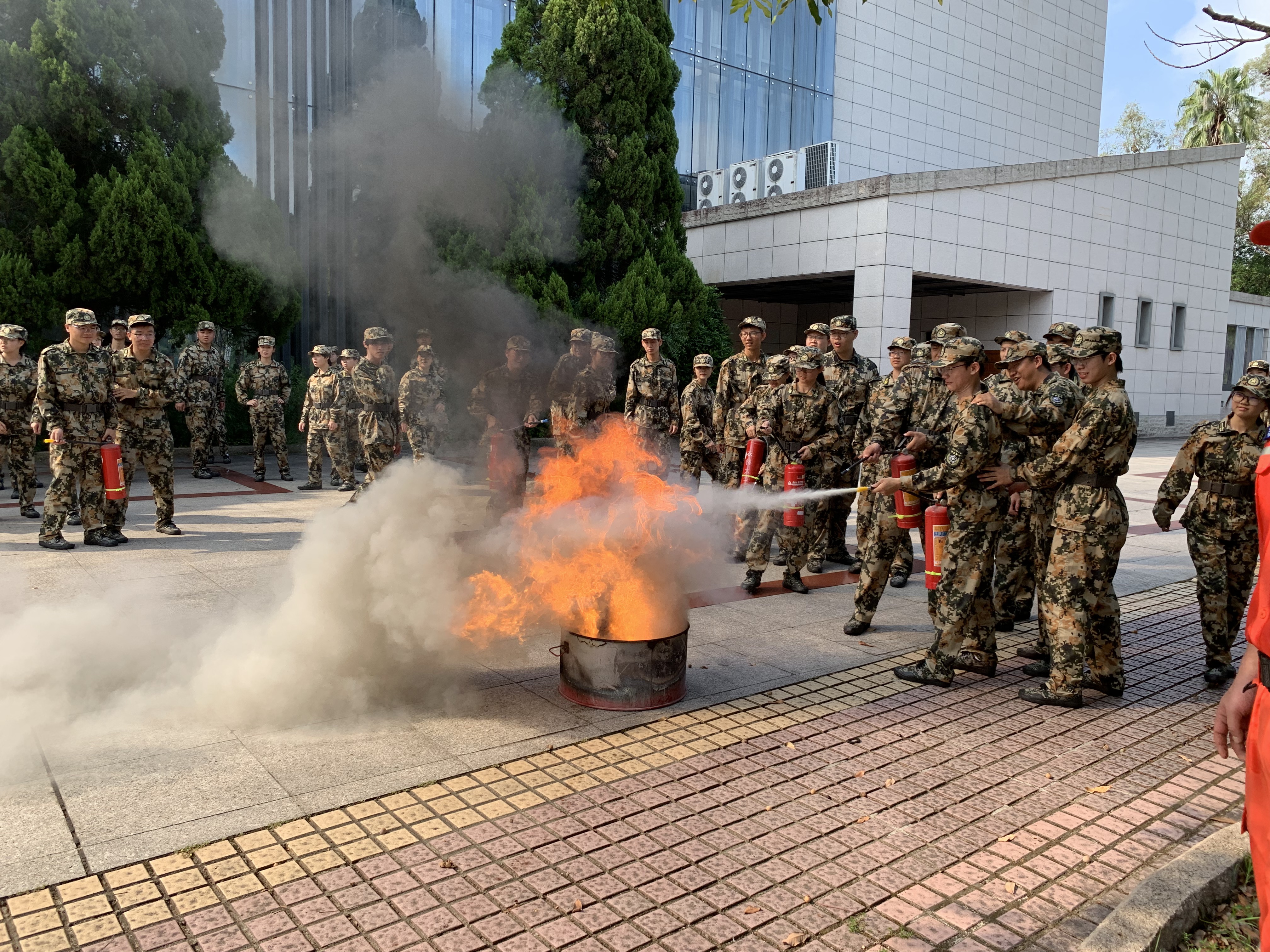参训新生进行灭火器实操演练.jpg