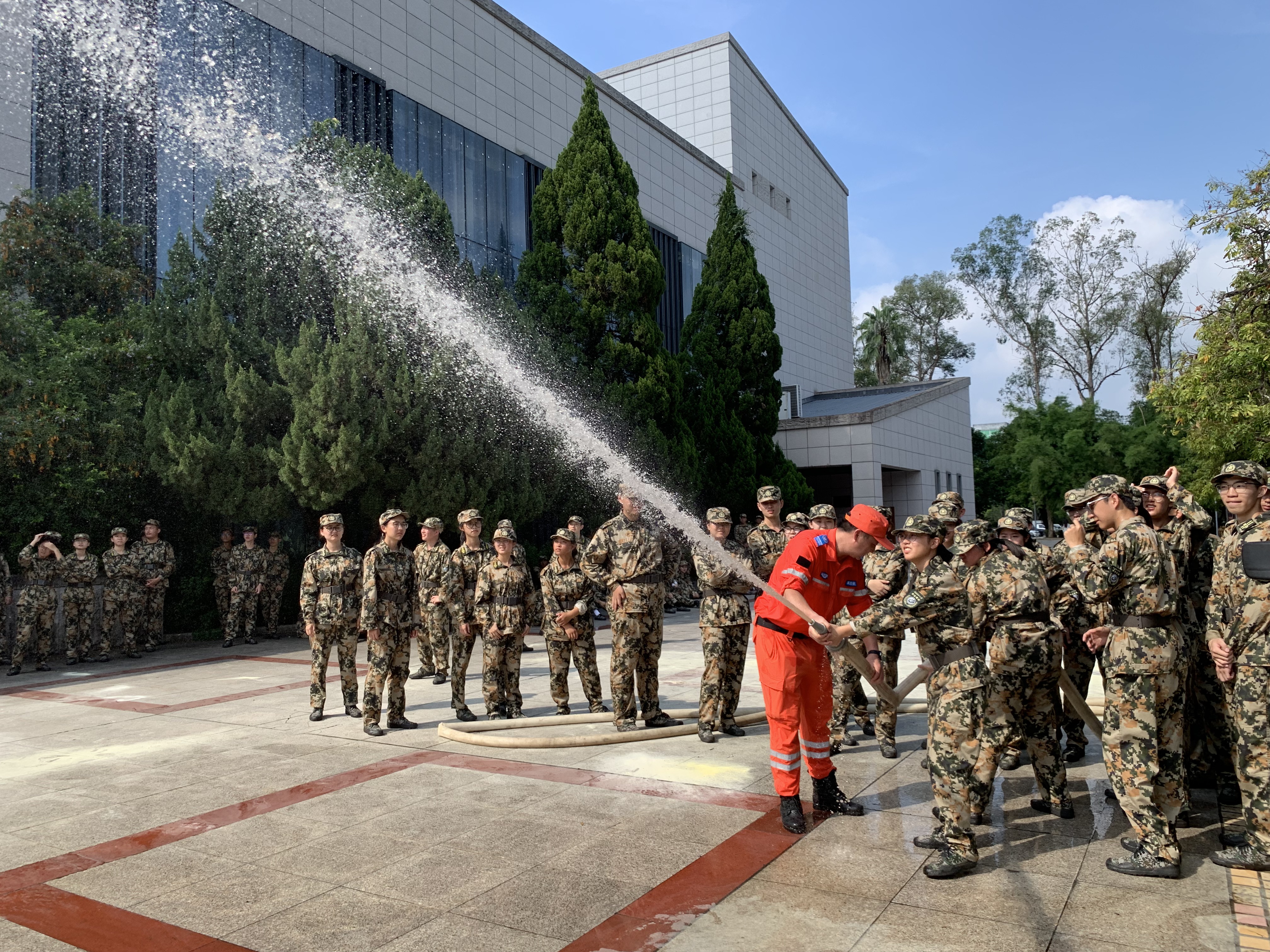参训新生进行消火栓实操演练.jpg
