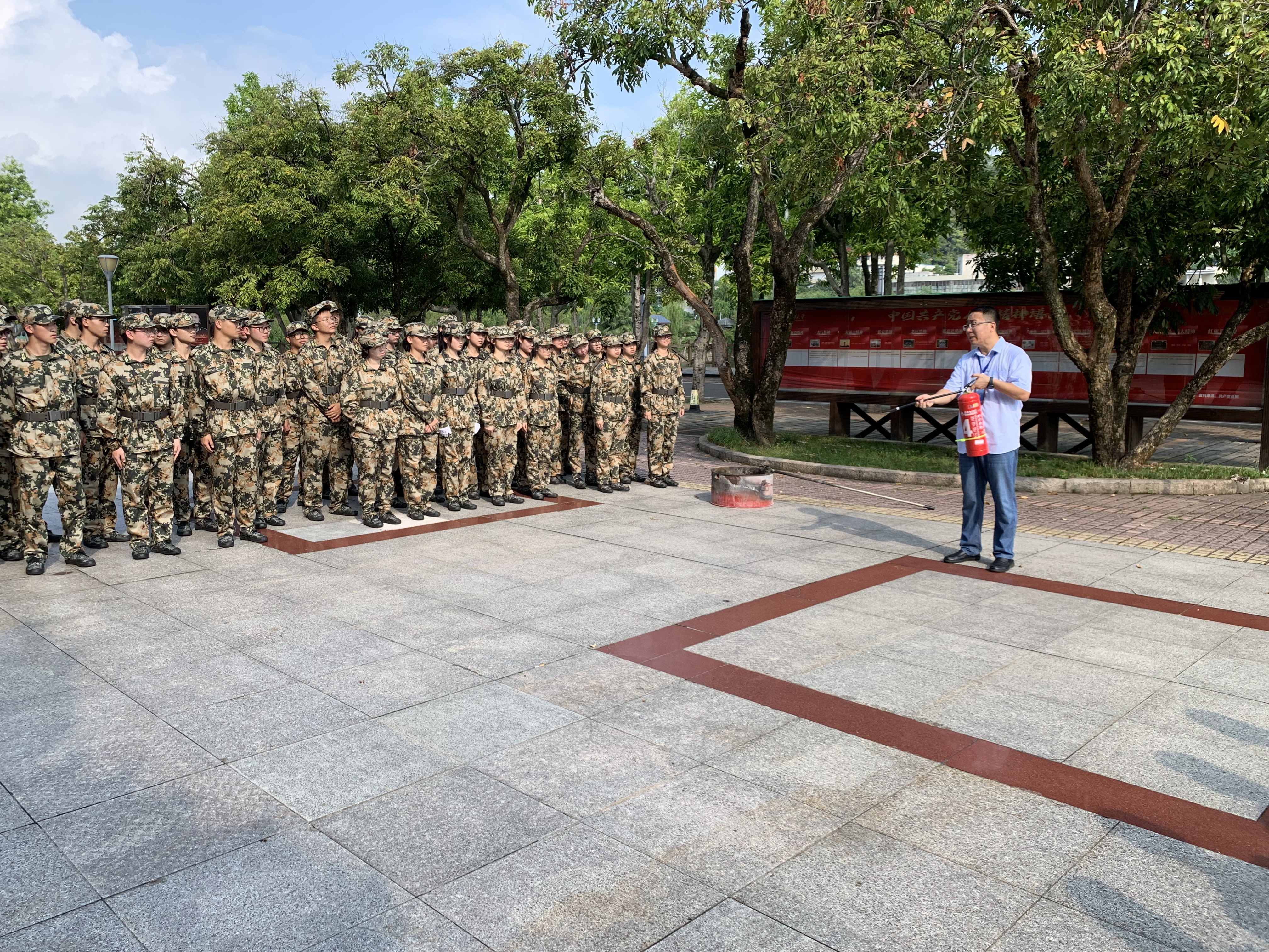 演示灭火器灭火.jpg 演示灭火器灭火.jpg