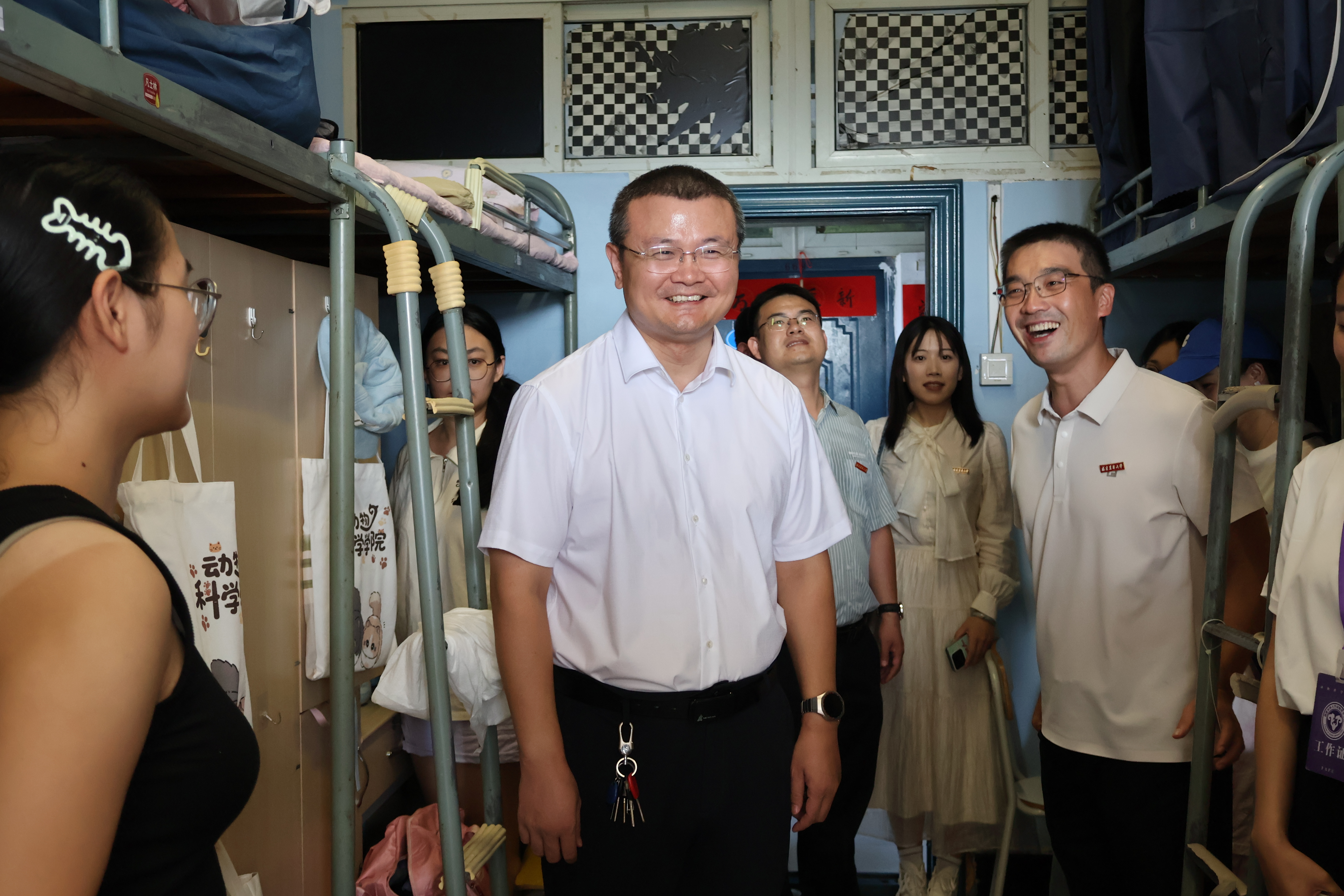 院领导走访新生宿舍.jpg 院领导走访新生宿舍.jpg